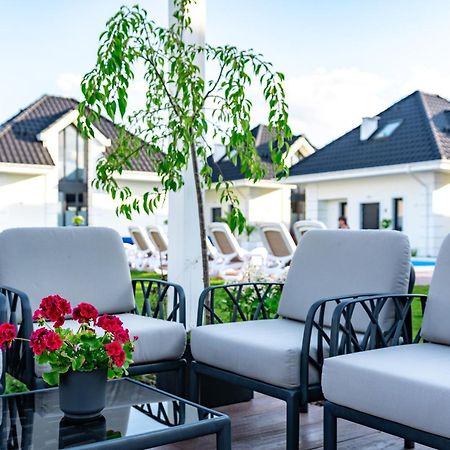Family Resort Ustka - Domki Dwupoziomowe Z Basenem מראה חיצוני תמונה