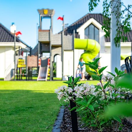 Family Resort Ustka - Domki Dwupoziomowe Z Basenem מראה חיצוני תמונה