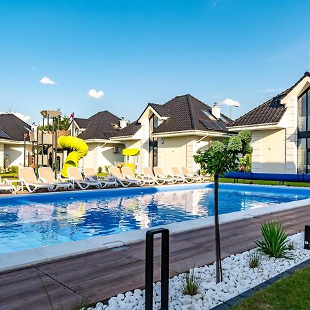 Family Resort Ustka - Domki Dwupoziomowe Z Basenem מראה חיצוני תמונה