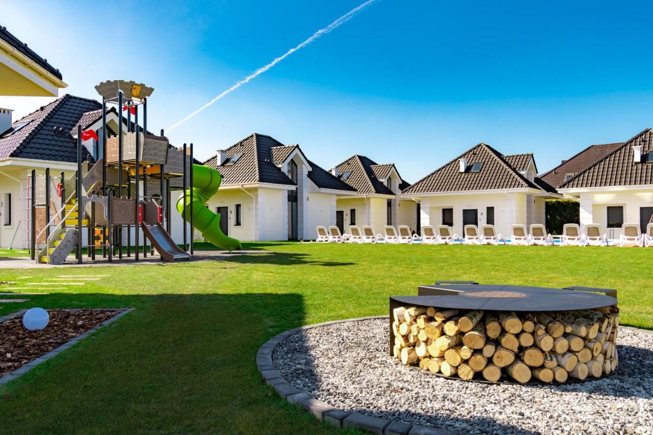 Family Resort Ustka - Domki Dwupoziomowe Z Basenem מראה חיצוני תמונה