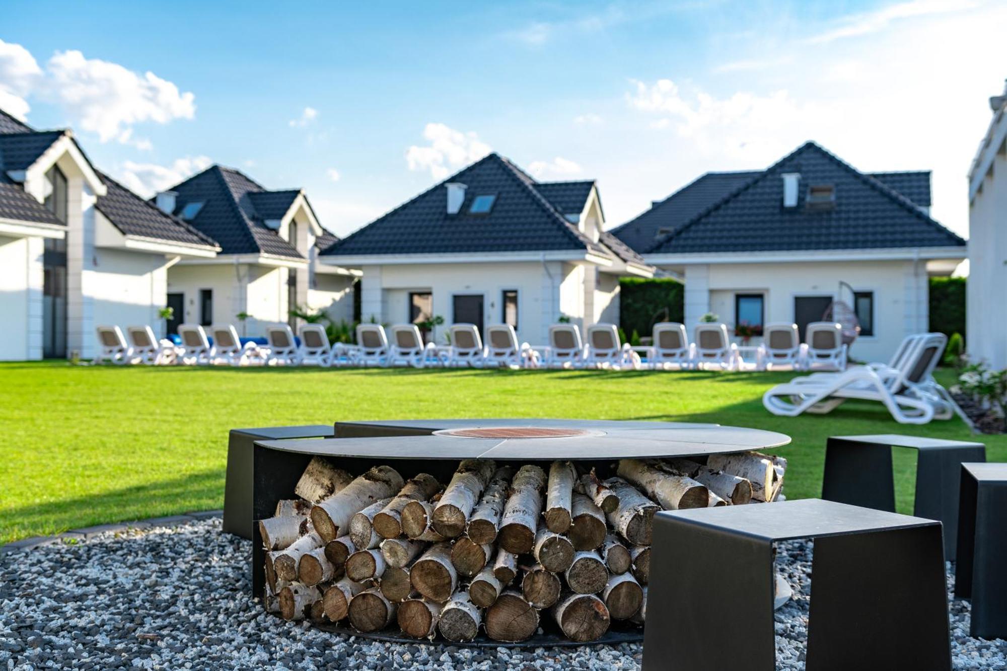 Family Resort Ustka - Domki Dwupoziomowe Z Basenem מראה חיצוני תמונה