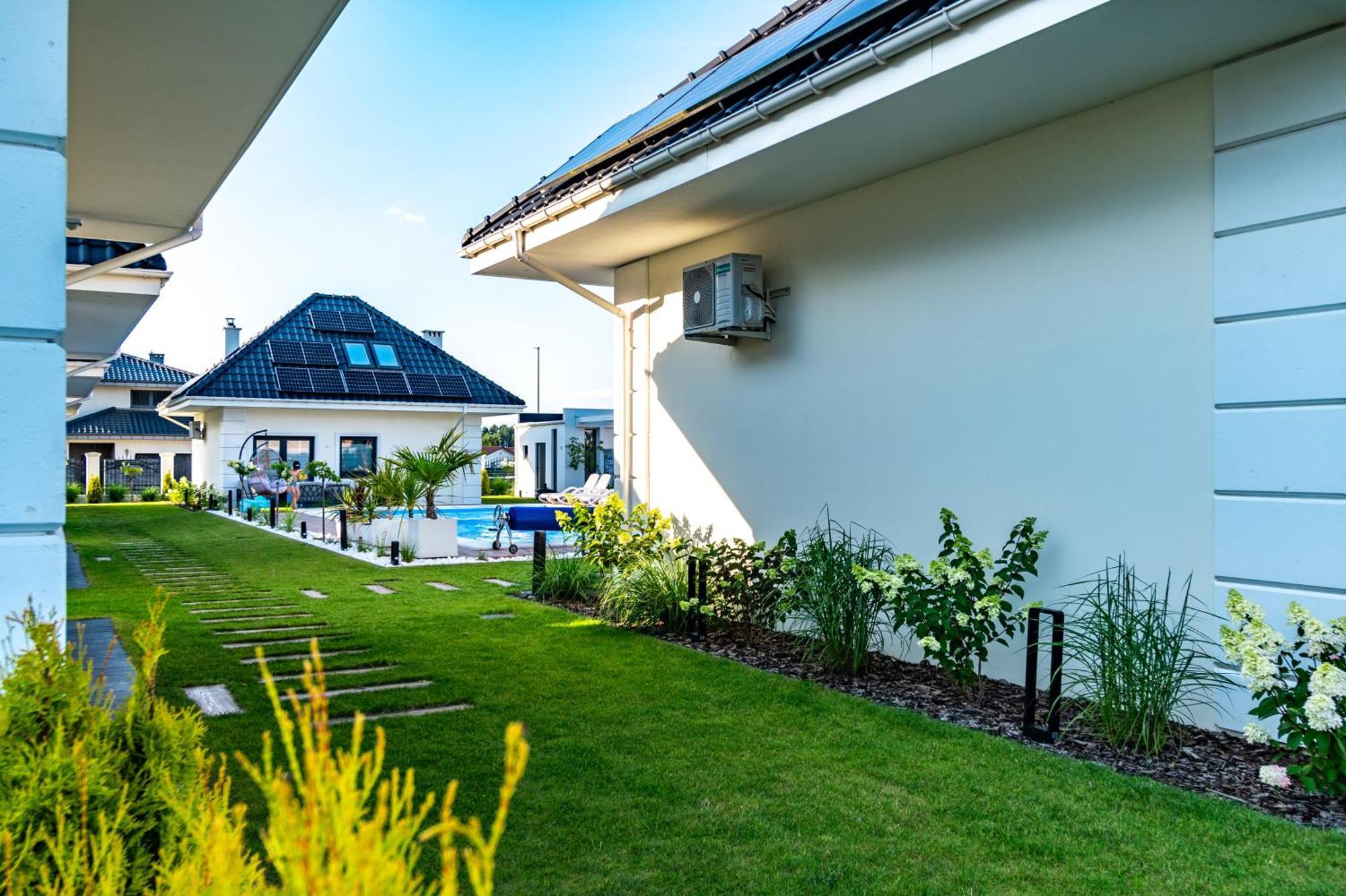 Family Resort Ustka - Domki Dwupoziomowe Z Basenem מראה חיצוני תמונה