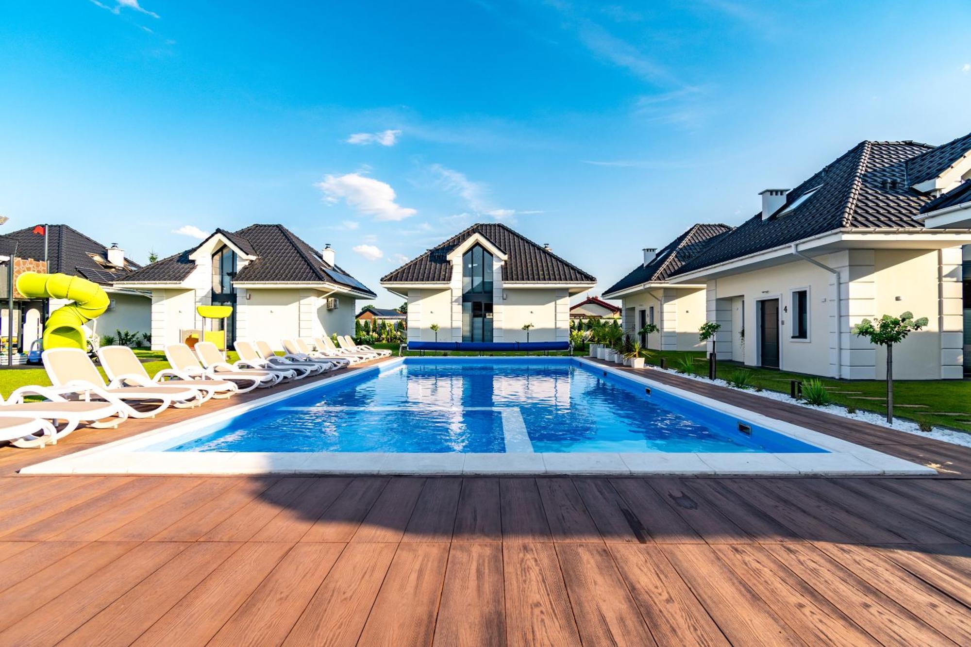Family Resort Ustka - Domki Dwupoziomowe Z Basenem מראה חיצוני תמונה
