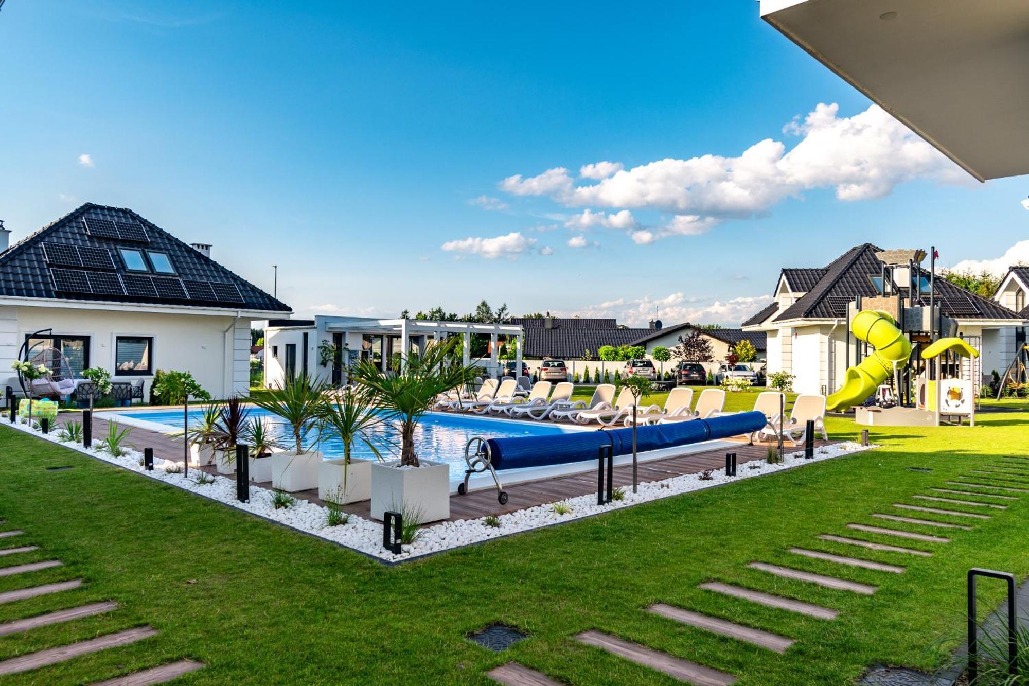 Family Resort Ustka - Domki Dwupoziomowe Z Basenem מראה חיצוני תמונה