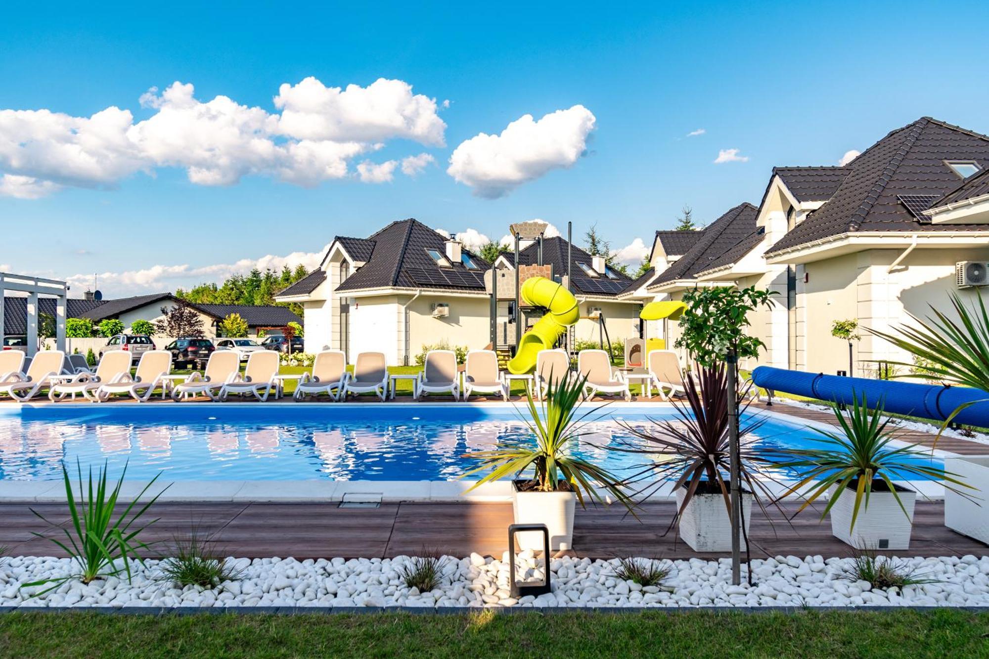 Family Resort Ustka - Domki Dwupoziomowe Z Basenem מראה חיצוני תמונה