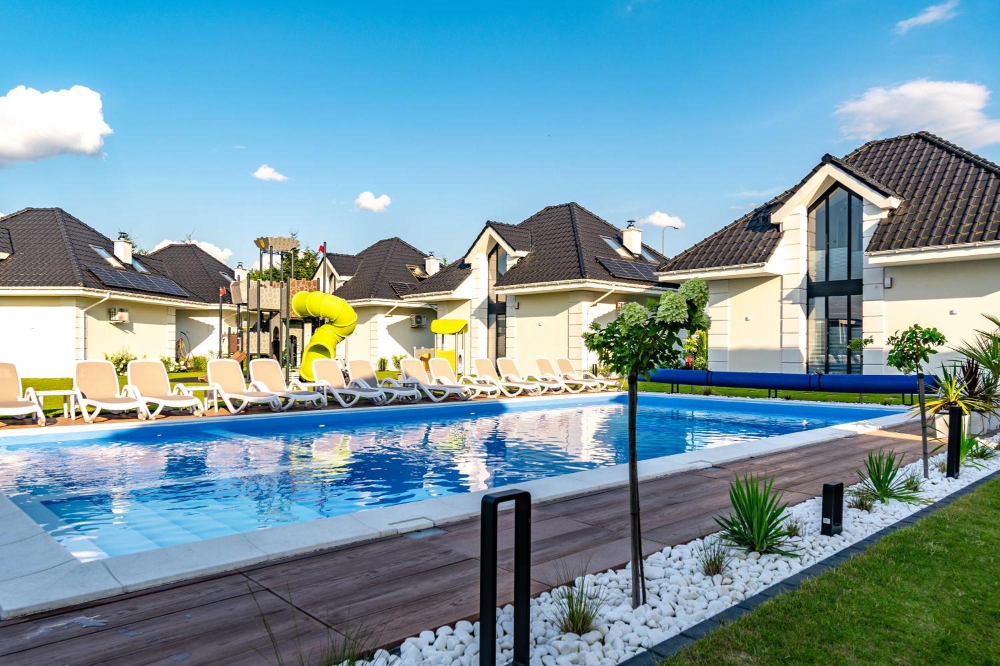Family Resort Ustka - Domki Dwupoziomowe Z Basenem מראה חיצוני תמונה