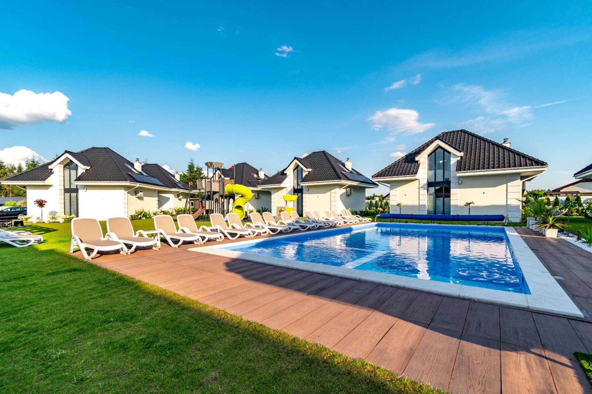 Family Resort Ustka - Domki Dwupoziomowe Z Basenem מראה חיצוני תמונה