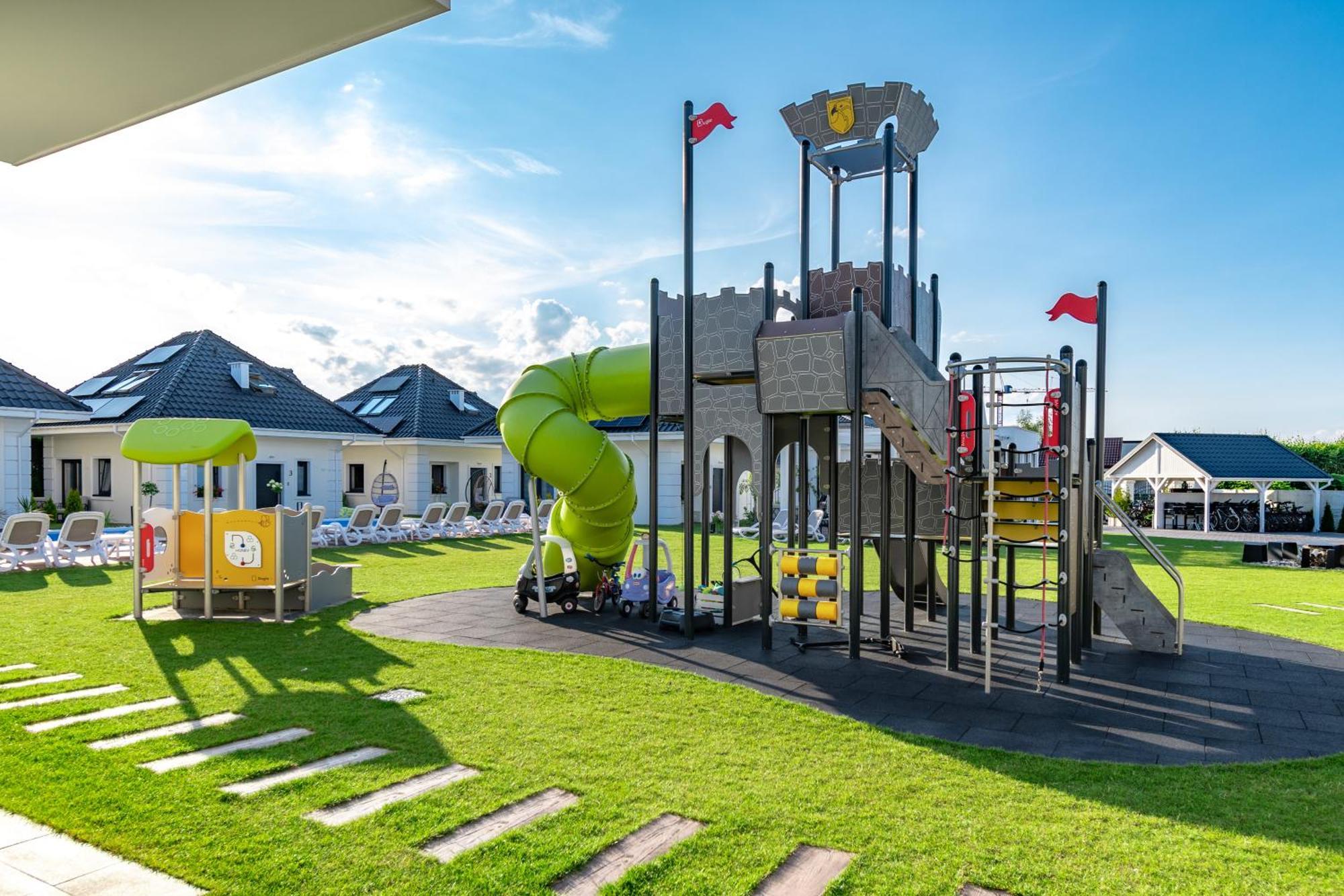 Family Resort Ustka - Domki Dwupoziomowe Z Basenem מראה חיצוני תמונה