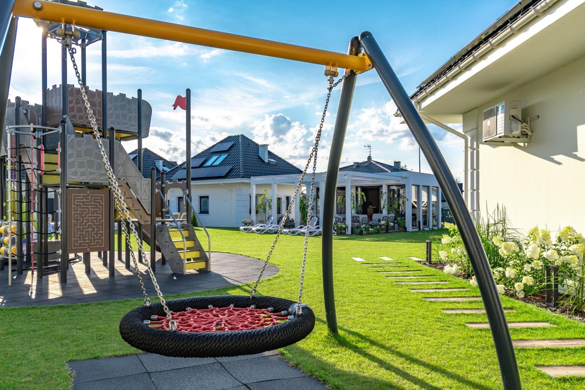 Family Resort Ustka - Domki Dwupoziomowe Z Basenem מראה חיצוני תמונה