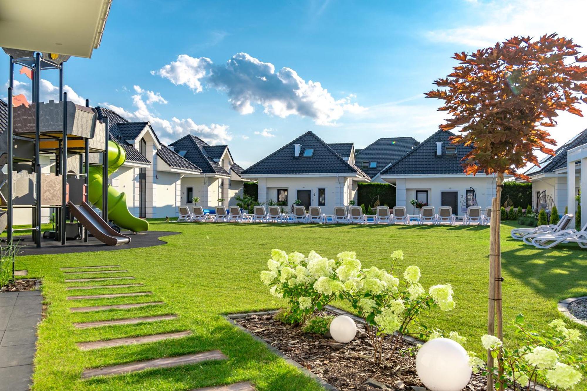 Family Resort Ustka - Domki Dwupoziomowe Z Basenem מראה חיצוני תמונה